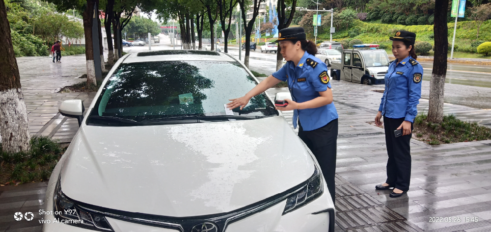 人行通道停车咋处理？除了罚款他们还推出这种答题方式